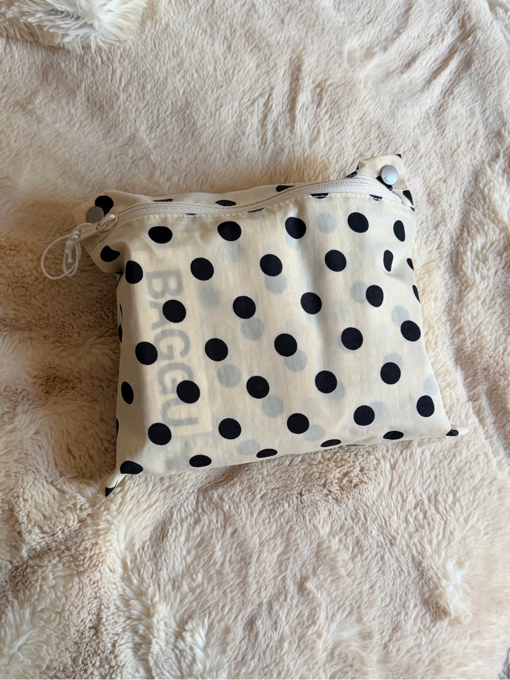 BAGGU Small Cloud Carry On in Cream & Black Polka Dots | UO Exclusive